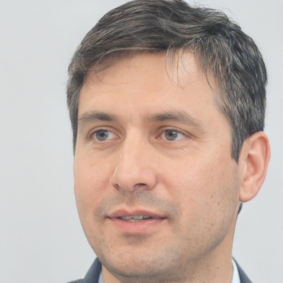 Thorsten Benedikt, Geschäftsführer von jorathionex, bei der Analyse von Cashflow-Daten